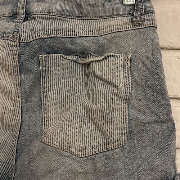 Rewash distressed vertical stripe denim shorts size 7/28 - Picture 9 of 10